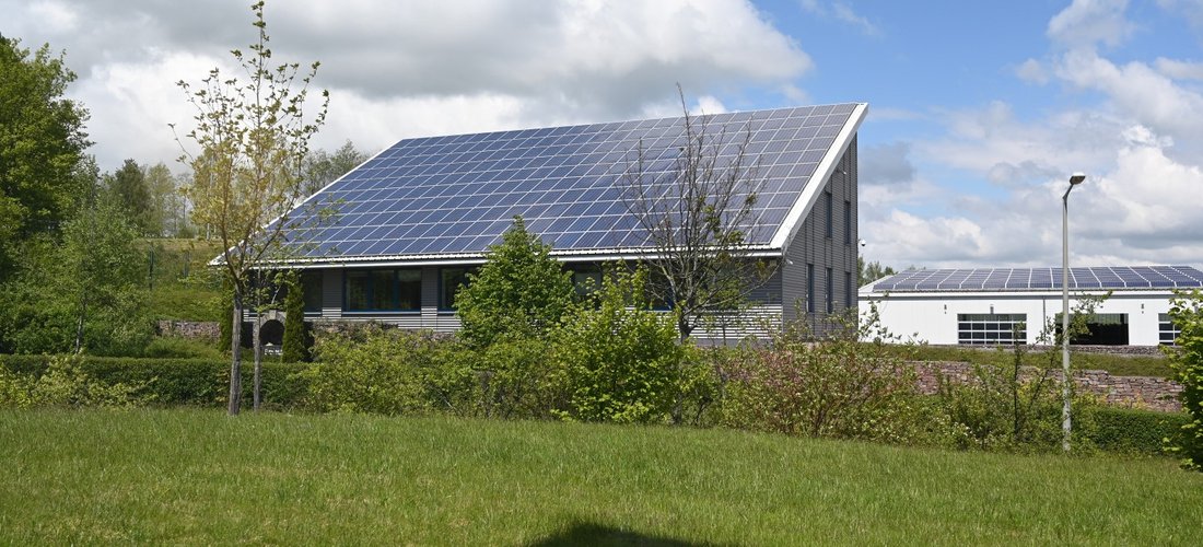 Die 2005 gegründete, auf Messtechnologie spezialisierte Firma Freiberg Instruments gehört mittlerweile zu den globalen Spitzenreitern ihrer Branche. Beim Neubau der Firmenzentrale fiel bewusst die Entscheidung für die Nutzung von effizienter Geothermie zur umweltschonenden Beheizung und Kühlung des Gebäudes. Foto: BWP