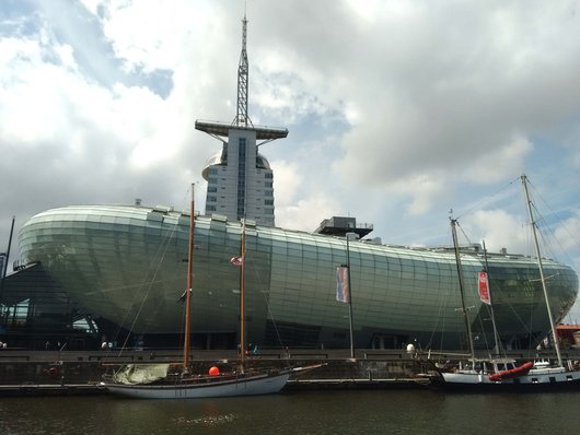 Das Klimahaus Bremerhaven 8° Ost heizt und kühlt mit Erdwärme aus 464 Energiepfählen. (Foto: waermepumpe-regional.de) Das Klimahaus Bremerhaven 8° Ost heizt und kühlt mit Erdwärme aus 464 Energiepfählen. (Foto: waermepumpe-regional.de)