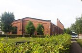 Die Leitidee war der Bau eines zweigeschossigen Bauwaggons, der sich als Raum–in–Raum–Konzeption komplett in das bestehende Gebäude integriert. (Foto: GIU Gesellschaft für Innovation und Unternehmensförderung mbH)