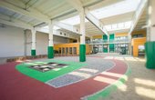 Die Kita wurde auf einer Grundfläche von 2.000 m² errichtet und ist für insgesamt 120 Kinder ausgelegt. Auf den Krippenbereich entfallen 22 Plätze, auf den Kindergartenbereich 58 Plätze und auf den Kinderhort 40 Plätze. Foto: Regupol