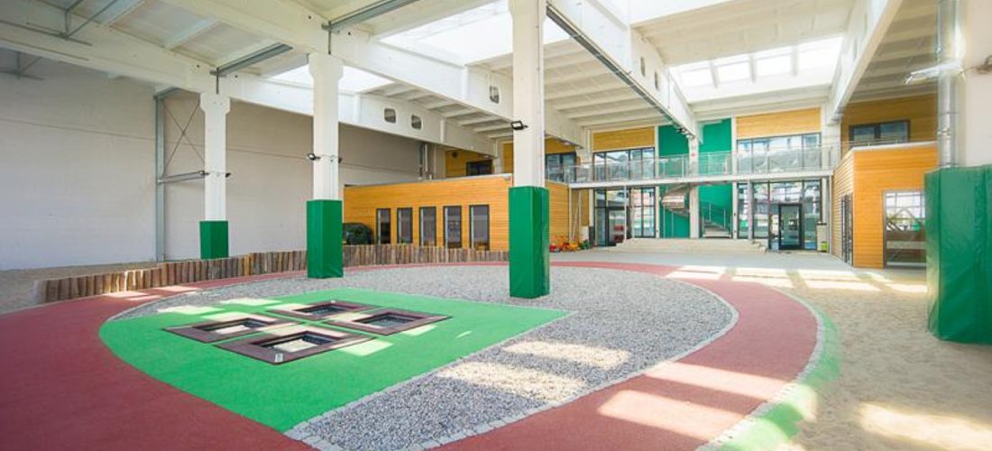 Die Kita wurde auf einer Grundfläche von 2.000 m² errichtet und ist für insgesamt 120 Kinder ausgelegt. Auf den Krippenbereich entfallen 22 Plätze, auf den Kindergartenbereich 58 Plätze und auf den Kinderhort 40 Plätze. Foto: Regupol