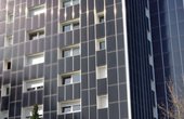 In dem Bad Hersfelder Wohnhochhaus nutzen Luftwärmepumpen die Abluftwärme der Solarfassade. (Foto: waermepumpe-regional.de)