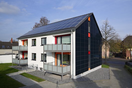 Rund 90 PV-Module an Dach (Nelskamp) und 170 Fassadenelemente (Sto) des Plusenergiehauses erzeugen mehr als 22.200 kWh Strom jährlich. (Foto: Vivawest) Rund 90 PV-Module an Dach (Nelskamp) und 170 Fassadenelemente (Sto) des Plusenergiehauses erzeugen mehr als 22.200 kWh Strom jährlich. (Foto: Vivawest)