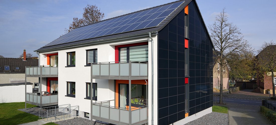 Rund 90 PV-Module an Dach (Nelskamp) und 170 Fassadenelemente (Sto) des Plusenergiehauses erzeugen mehr als 22.200 kWh Strom jährlich. (Foto: Vivawest)