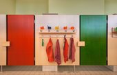 Die bunten Holzwände im Bad sind der Hingucker! (Copyright: Reiter+ Rentzsch Architekten, Fotos Spitzner)