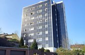 In dem Bad Hersfelder Wohnhochhaus nutzen Luftwärmepumpen die Abluftwärme der Solarfassade. (Foto: waermepumpe-regional.de)