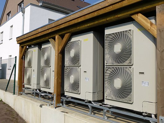 Außeneinheiten der drei Luftwärmepumpen vor dem Mehrfamilienhaus in Langenhagen. (Foto: ROTEX)