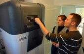 Kompakte Wärmepumpenheizung braucht weniger als 1 m2 Platz im Hauswirtschaftsraum Foto: Rotex