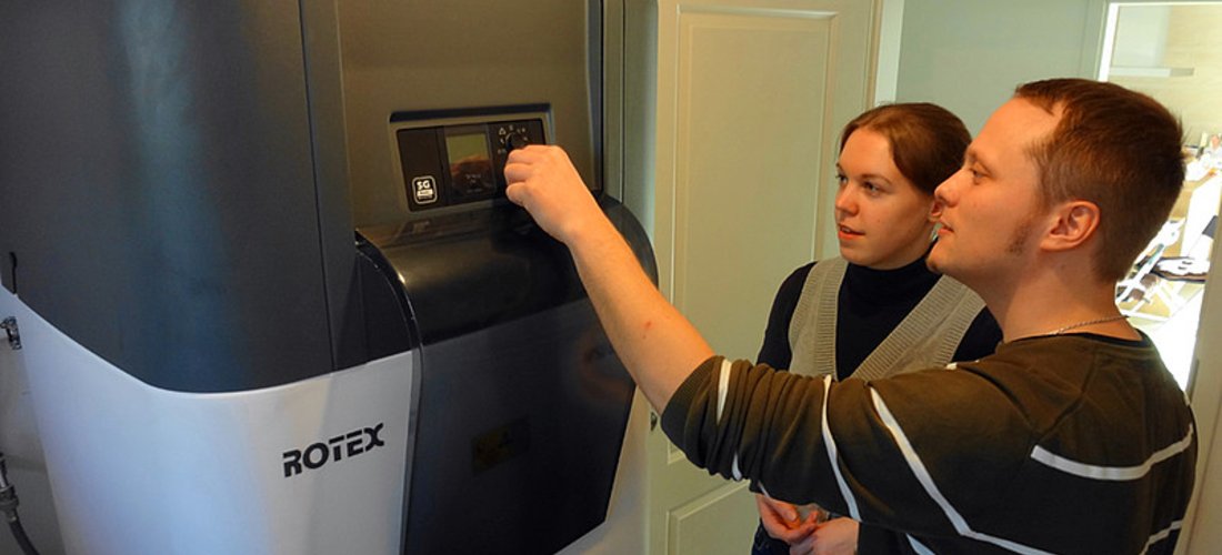 Kompakte Wärmepumpenheizung braucht weniger als 1 m2 Platz im Hauswirtschaftsraum Foto: Rotex