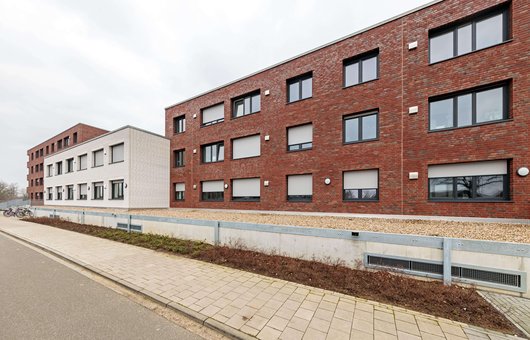 KfW40+ mit 38 Wohneinheiten in Nordhorn: Wärmepumpen und PV-Speicher reduzieren die Nebenkosten der Mieter unbürokratisch. (Foto: E3/DC GmbH) KfW40+ mit 38 Wohneinheiten in Nordhorn: Wärmepumpen und PV-Speicher reduzieren die Nebenkosten der Mieter unbürokratisch. (Foto: E3/DC GmbH)