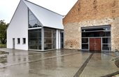 Das moderne Dorfgemeinschaftshaus in Hillesheim deckt seinen Restwärmebedarf über eine Geothermie-Wärmepumpe, die mit PV-Strom versorgt wird. (Foto: waermepumpe-regional.de)