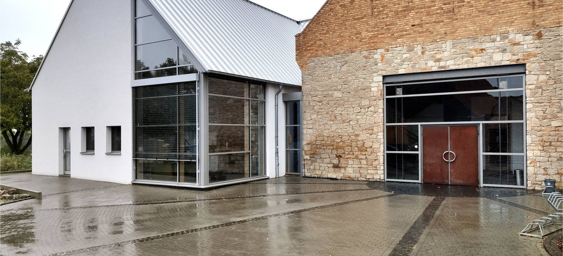 Das moderne Dorfgemeinschaftshaus in Hillesheim deckt seinen Restwärmebedarf über eine Geothermie-Wärmepumpe, die mit PV-Strom versorgt wird. (Foto: waermepumpe-regional.de)