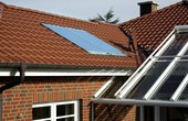 Die Solarkollektoren auf dem Dach unterstützen die Warmwasserbereitung. Die Terrassenüberdachung bietet mit Hilfe einer Markise die Möglichkeit der zusätzlichen Verschattung. Foto: Tecalor