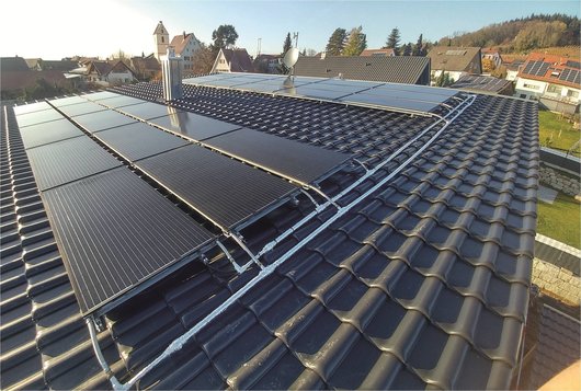 30 PVT-Kollektoren sorgen in Kandern für ausreichend Wärme für die Wärmepumpe. (Foto: Consolar) 30 PVT-Kollektoren sorgen in Kandern für ausreichend Wärme für die Wärmepumpe. (Foto: Consolar)