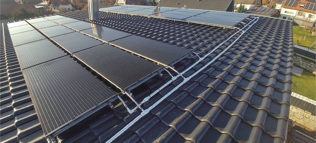 30 PVT-Kollektoren sorgen in Kandern für ausreichend Wärme für die Wärmepumpe. (Foto: Consolar)