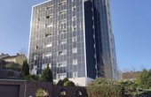 In dem Bad Hersfelder Wohnhochhaus nutzen Luftwärmepumpen die Abluftwärme der Solarfassade. (Foto: waermepumpe-regional.de)