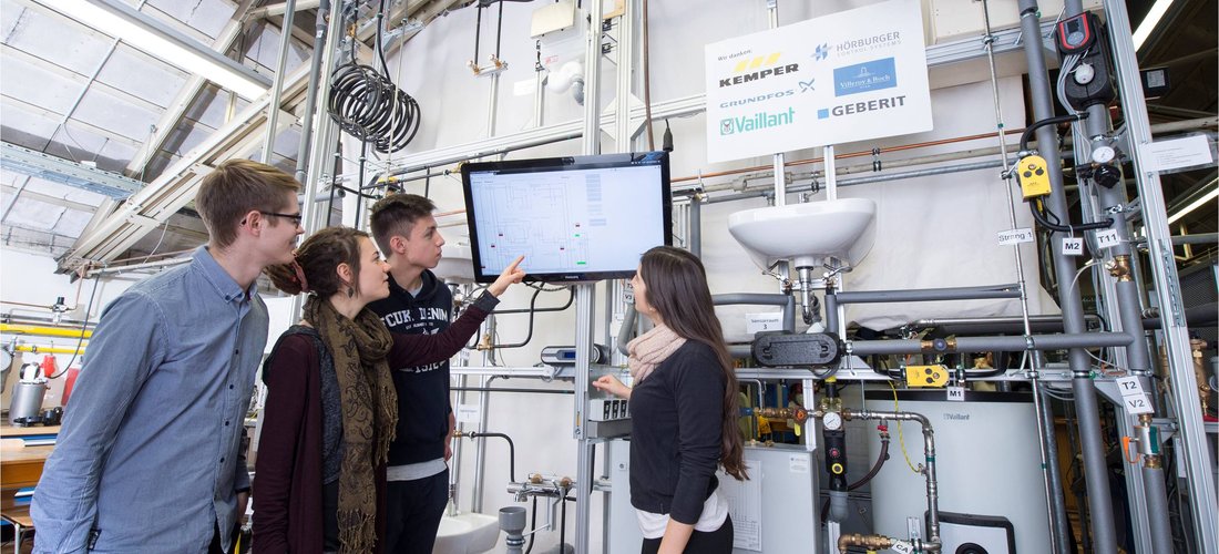 Das Laborgebäude der Hochschule Esslingen ist mit 35 Versuchsständen ausgestattet, darunter auch Wärmepumpen. (Foto: Hochschule Esslingen)