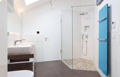 Im Bad wirkt die komfortable Wohnraumlüftung der Entstehung von Schimmel entgegen, da die feuchte Raumluft konsequent abtransportiert wird. (Foto: Zehnder Group Deutschland GmbH)