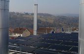 Pufferspeicher, Solarabsorber und Schornstein des Hybriden Heizkraftwerks in Altensteig (Quelle: Stadtwerke Altensteig)