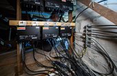 Die PV-Module arbeiten mit der niedrigen Spannung von 60 Volt. Ein Elektriker mit Schaltberechtigung verbindet zum Schluss die Verkabelung mit dem Haussystem. (Foto: Ennogie / Christoph Große)
