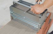 Poroton-Ziegel werden im Dünnbettverfahren verlegt. Die ein bis drei Millimeter dicke Mörtelschicht wird mittels Mörtelschlitten auf die Lagerfuge aufgebracht. Die Stoßfuge bleibt dabei mörtellos. (Foto: Deutsche Poroton)