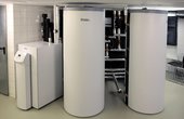 Da die Erdwärmepumpe nicht nur wärmt, sondern auch kühlt, wirkt sie dem Aufheizen der Glaskugel umweltschonend entgegen: Sie führt die warme Raumluft an die Erdsonden ab, wodurch sich das Erdreich schneller erwärmt. Foto: Vaillant