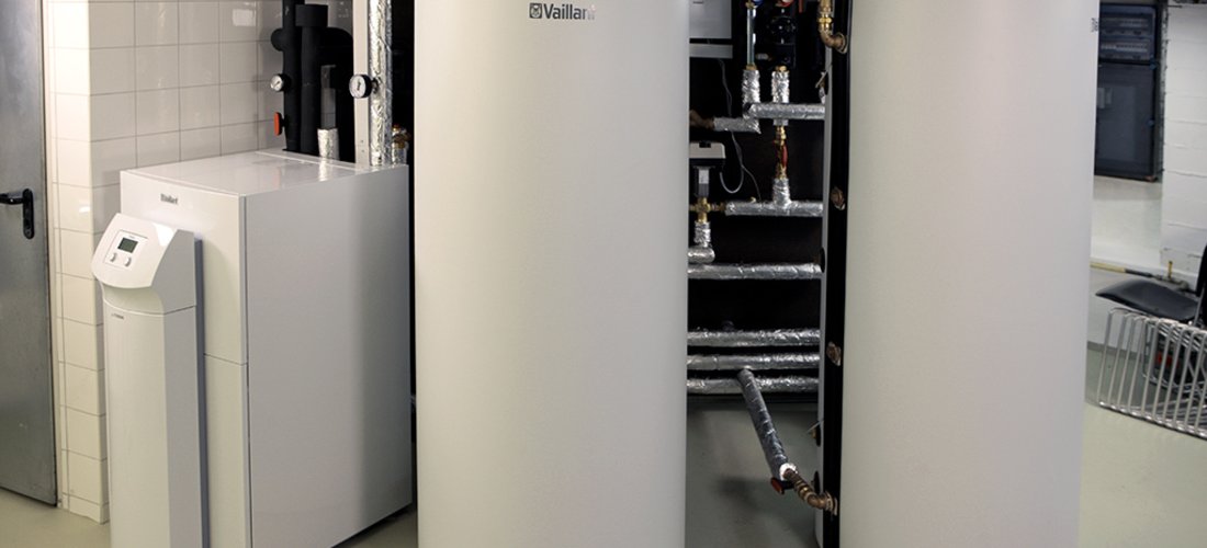 Da die Erdwärmepumpe nicht nur wärmt, sondern auch kühlt, wirkt sie dem Aufheizen der Glaskugel umweltschonend entgegen: Sie führt die warme Raumluft an die Erdsonden ab, wodurch sich das Erdreich schneller erwärmt. Foto: Vaillant