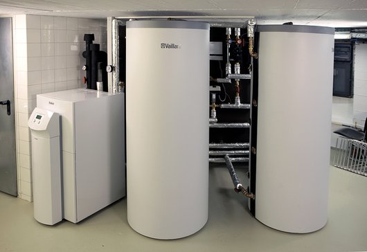 Da die Erdwärmepumpe nicht nur wärmt, sondern auch kühlt, wirkt sie dem Aufheizen der Glaskugel umweltschonend entgegen: Sie führt die warme Raumluft an die Erdsonden ab, wodurch sich das Erdreich schneller erwärmt. Foto: Vaillant Da die Erdwärmepumpe nicht nur wärmt, sondern auch kühlt, wirkt sie dem Aufheizen der Glaskugel umweltschonend entgegen: Sie führt die warme Raumluft an die Erdsonden ab, wodurch sich das Erdreich schneller erwärmt. Foto: Vaillant