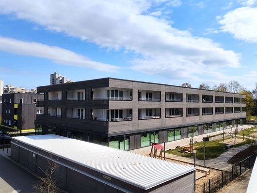 Das Atrium-Haus in der Otto-Brenner-Allee in Tenever in Bremen wird mit einer Gas-Wärmepumpe mit Eisspeicher beheizt. (Foto: waermepumpe-regional.de) Das Atrium-Haus in der Otto-Brenner-Allee in Tenever in Bremen wird mit einer Gas-Wärmepumpe mit Eisspeicher beheizt. (Foto: waermepumpe-regional.de)