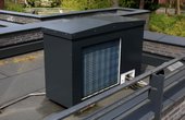 Die individuell verkleidete Luft/Wasser-Wärmepumpe WPL 25 A ist schalloptimiert aufgestellt. Die Wärmepumpenregelung steigert den Eigenverbrauch von erzeugtem Solarstrom. (Foto: Florian Arp für STIEBEL ELTRON)
