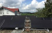 20 PVT-Kollektoren und ein Eisspeicher reichen aus, um die Wärmepumpe in Undingen zu versorgen. (Foto: Consolar)