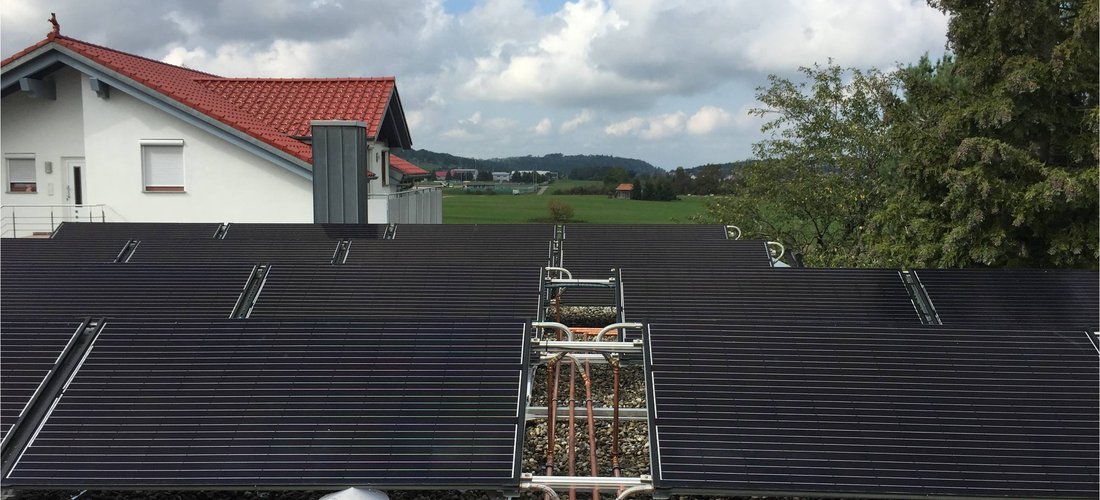 20 PVT-Kollektoren und ein Eisspeicher reichen aus, um die Wärmepumpe in Undingen zu versorgen. (Foto: Consolar)