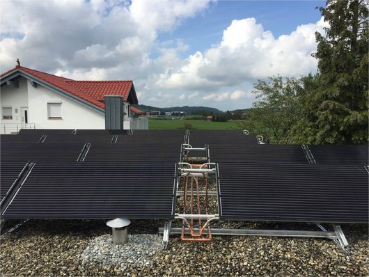 20 PVT-Kollektoren und ein Eisspeicher reichen aus, um die Wärmepumpe in Undingen zu versorgen. (Foto: Consolar) 20 PVT-Kollektoren und ein Eisspeicher reichen aus, um die Wärmepumpe in Undingen zu versorgen. (Foto: Consolar)