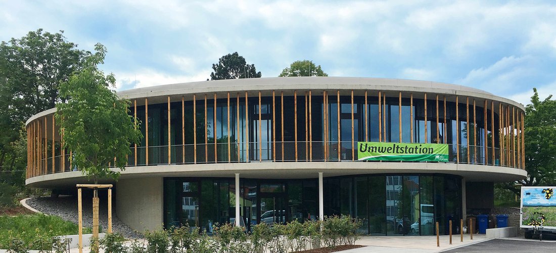 Die imposante Umweltstation in Würzburg nutzt einen Eisspeicher, um das ovale Gebäude mit einer Wärmepumpe klimafreundlich zu heizen und zu kühlen. (Quelle: Stadt Würzburg / Foto: Michael Lauricella)