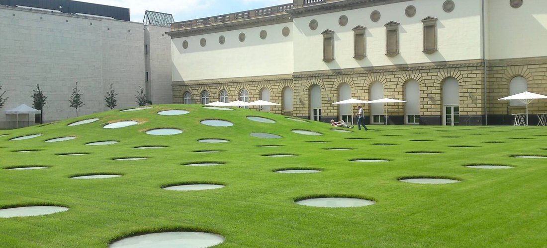 Unter dieser Rasenfläche befindet sich der mit einer Erdwärmeheizung versorgte Anbau des Frankfurter  Städel Museums. (Foto: KarinKarin / pixabay.com)