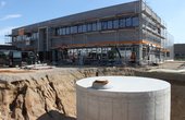Installation des Eisspeichers auf dem Parkplatz des TWK (Foto: TWK – Test- und Weiterbildungszentrum Wärmepumpen und Kältetechnik GmbH)