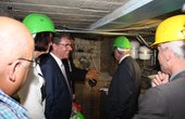Besichtigung der Wärmepumpe in den Kellergewölben des Gotteshauses; links Staatsminister Frank Kupfer, rechts Landesbischof Jochen Bohl (Foto: SAENA)