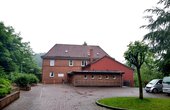 Seit 2002 werden auch Räumlichkeiten in der unmittelbar benachbarten "Alten Schule" als Kindergarten genutzt. (Foto: waermepumpe-regional.de)