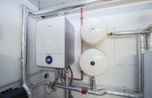 Ein an die Wärmepumpe angeschlossener witterungsgeführter Regler übernimmt die Temperatursteuerung der Gesamtanlage. Foto: Bosch