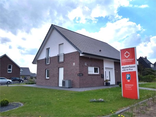 Das 2017 gebaute Viebrockhaus-Musterhaus in Neumünster erreicht mit Wärmepumpe und Dämmung den KfW-Effizienz 40 Plus-Standard. (Foto: waermepumpe-regional.de)