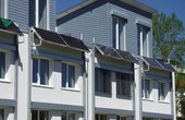 Solarkollektoren decken im Sommer den Brauchwasserbedarf, ein Erdwärme-Nahwärmenetz deckt mit Hilfe einer Wärmepumpe den Restwärmebedarf in den Passiv-Reihenhäusern in Ulm. (Foto: christophers-architekten)