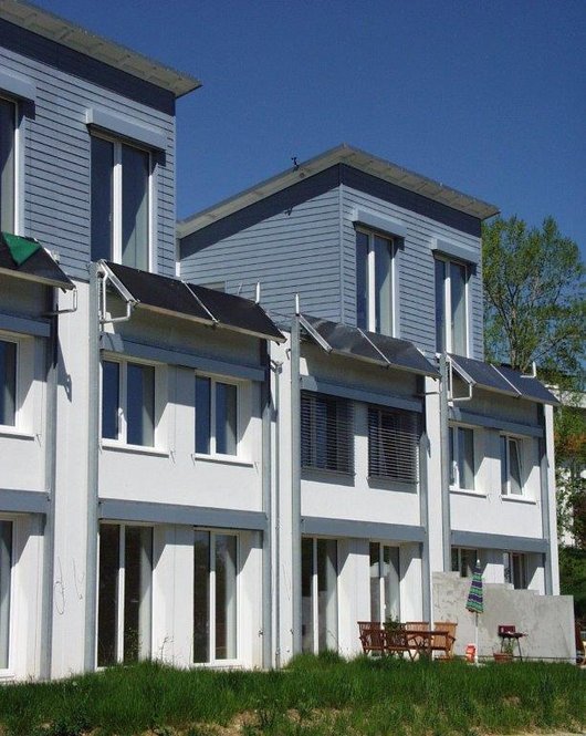 Solarkollektoren decken im Sommer den Brauchwasserbedarf, ein Erdwärme-Nahwärmenetz deckt mit Hilfe einer Wärmepumpe den Restwärmebedarf in den Passiv-Reihenhäusern in Ulm. (Foto: christophers-architekten) Solarkollektoren decken im Sommer den Brauchwasserbedarf, ein Erdwärme-Nahwärmenetz deckt mit Hilfe einer Wärmepumpe den Restwärmebedarf in den Passiv-Reihenhäusern in Ulm. (Foto: christophers-architekten)