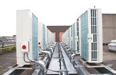 20 Luft/Wasser-Wärmepumpen auf dem Flachdach des Komplexes sind in vier sogenannten Kaskaden parallel geschaltet und erzeugen so energieeffizient Wärme und Kälte für die Ladenflächen und Auslagen der Einzelhändler im Untergeschoss. Foto: Bundesverband Wärmepumpe