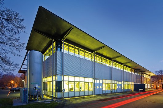 Die Versuchsanlagen des Fraunhofer FEP befinden sich fast ausschließlich in großen Technikumshallen. Foto: FEP