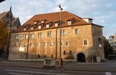 Im Salemer Pfleghof in Esslingen nutzt seit 2014 eine elektrische Wärmepumpe die Wärme des Abwassers. (Foto: commons.wikimedia.org / CC0 1.0)