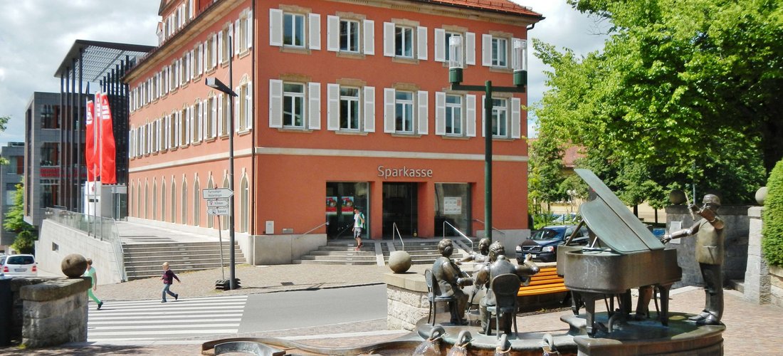 Die Sparkassenzentrale in Donaueschingen wird mit Erdwärme im Sommer gekühlt und im Winter mit Erdwärmepumpe beheizt. (Foto: qwesy qwesy / commons.wikimedia.org / keine Änderungen / CC BY 3.0)