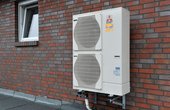 Das Außengerät wurde fachgerecht über dem Garagenanbau montiert. (Foto: Mitsubishi LES)
