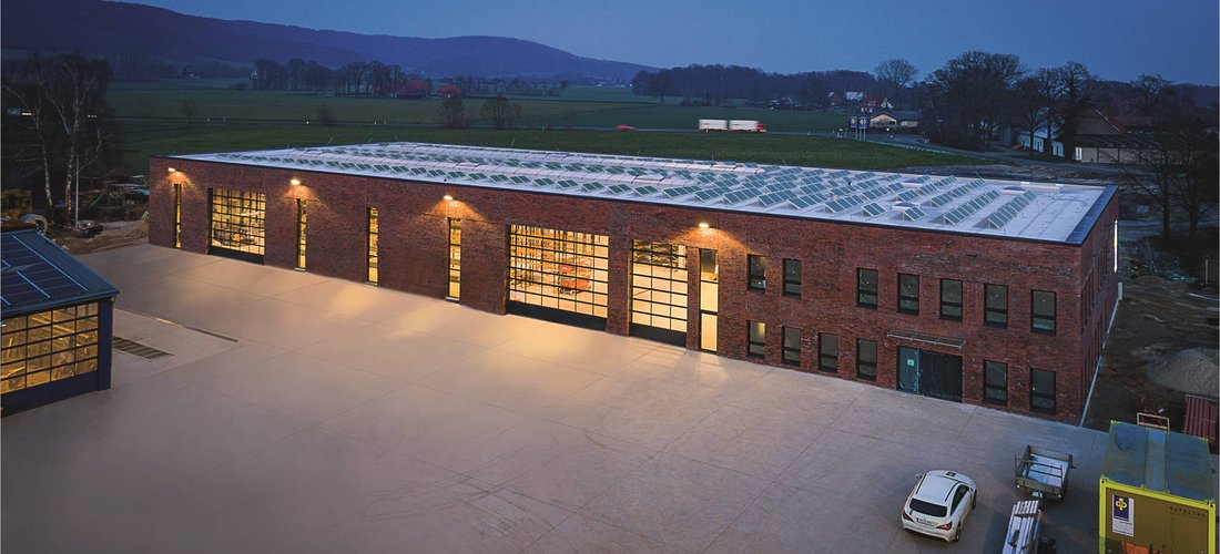 Die neue Kommissionierhalle in Stemwede demonstriert die konsequente Nutzung hocheffizienter Geothermie- und Photovoltaiktechnik. (Foto: Depenbrock Bau GmbH & Co. KG)