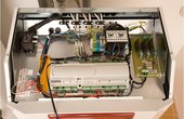 Die Steuereinheit der Dimplex Wärmepumpe wurde bei der Installation fachgerecht eingestellt und sorgt nun für einen zuverlässigen und effizienten Betrieb. (Foto: Glen Dimplex, Kulmbach)