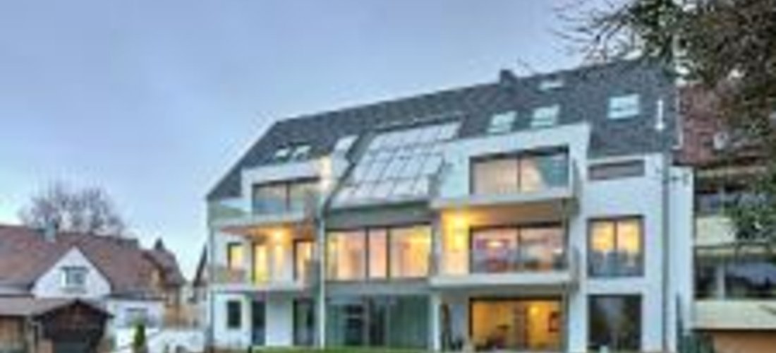 Nach Vorgabe des Bauträgers soll das Wohngebäude den KfW- Energieeffizienzhausstandard 70 erfüllen. Aus diesem Grund befindet sich – neben dem sichergestellten hohen baulichen Wärmeschutz der Gebäudehülle – in jeder Wohnung eine Energie sparende Luft-Wasser-Wärmepumpe zum effizienten Heizen. Foto: Fermo Massivhaus AG
